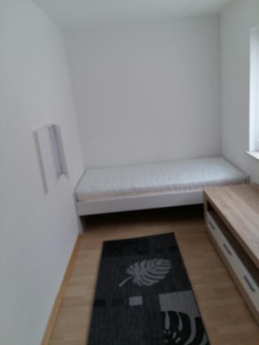 una piccola camera con panchina e tappeto di Ferienwohnung Peter Hofling a Wertheim
