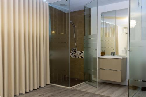 MadalenaにあるCasa do Cerroのシャワーと洗面台付きのバスルーム