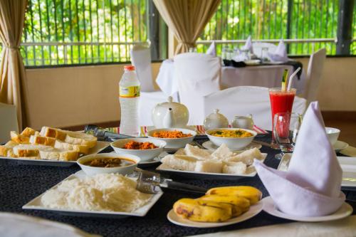 ein Tisch mit vielen Teller Essen drauf in der Unterkunft Hotel Spring View in Matale