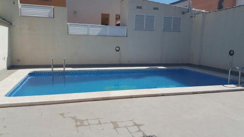 duży basen z niebieską wodą przed domem w obiekcie Miramar w mieście Almazora