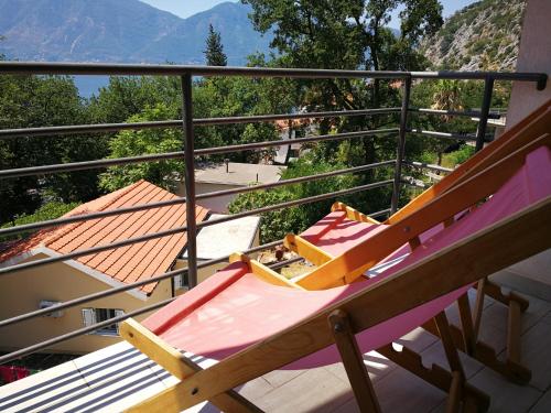 balcone con tavolo e vista sulle montagne di Apartment Babovic Orahovac Kotor a Kotor (Cattaro)