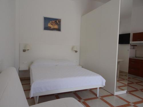 a bedroom with two beds and a mirror at Neva Apartments in Šimuni