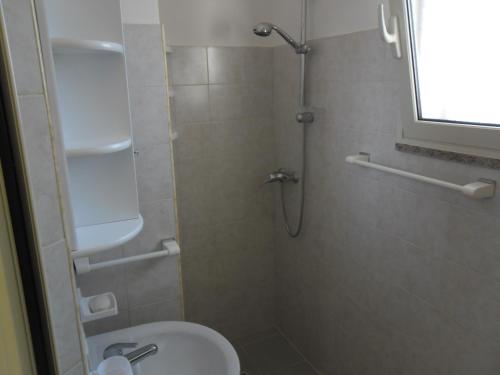 un piccolo bagno con doccia e servizi igienici di Bilocale jasmin a Corsano