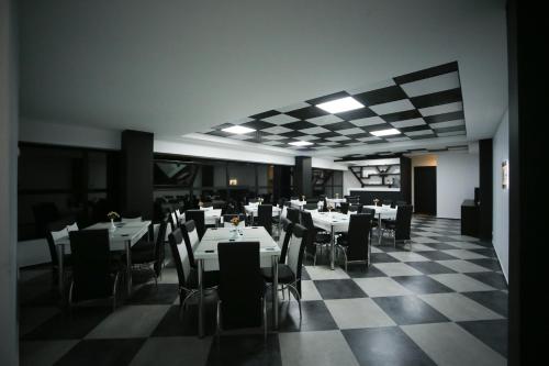 Restoranas ar kita vieta pavalgyti apgyvendinimo įstaigoje West Tower Hotel