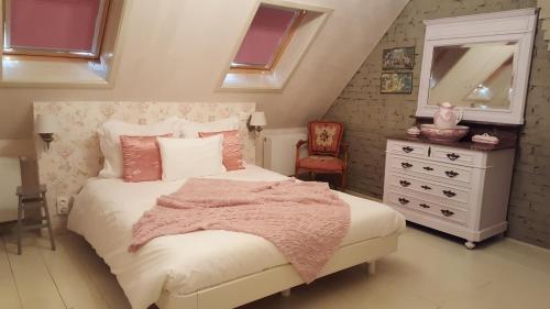 ein Schlafzimmer mit einem Bett mit einer Kommode und einem Spiegel in der Unterkunft Luppolo vakantiehuis Westhoek in Alveringem
