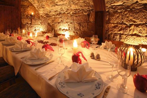 Un restaurante u otro lugar para comer en Dammschenke Gasthof & Hotel