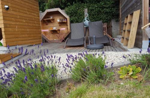 Ein Garten an der Unterkunft Luppolo vakantiehuis Westhoek