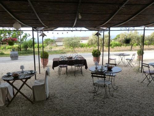 Maison d'hôtes Bastide St Victor à 2,5 kilomètres de Lourmarinにあるレストランまたは飲食店