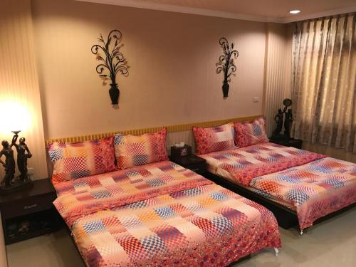 เตียงในห้องที่ Hefeng Ting Homestay