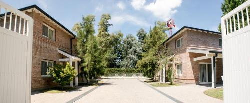 an empty driveway in front of a brick building at Descanso del Molino in Luján