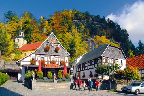 a group of people walking in front of a building at Dammschenke Gasthof & Hotel in Kurort Jonsdorf