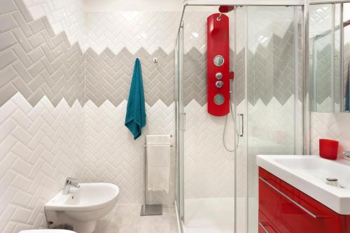 uma casa de banho com um chuveiro, um WC e um lavatório. em Sorrento Flower Rooms em Sorrento