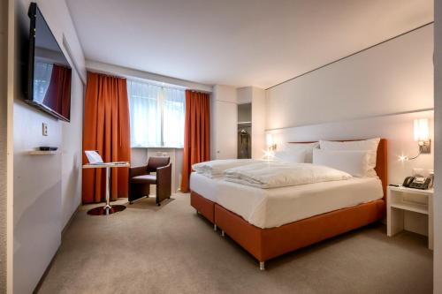 a hotel room with a large bed and a desk at Lai Lifestyle Hotel in Lenzerheide