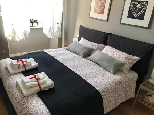 een slaapkamer met een bed met twee handdoeken erop bij Liberty in centro in Cuneo