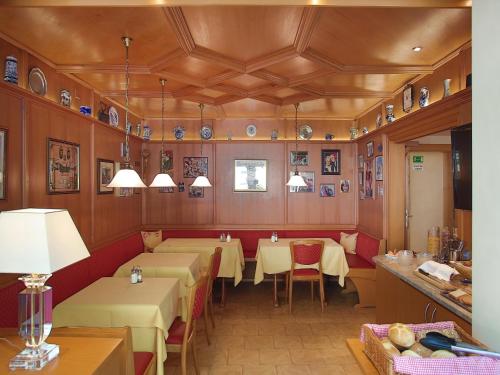 Hotel Kriemhild am Hirschgarten Image