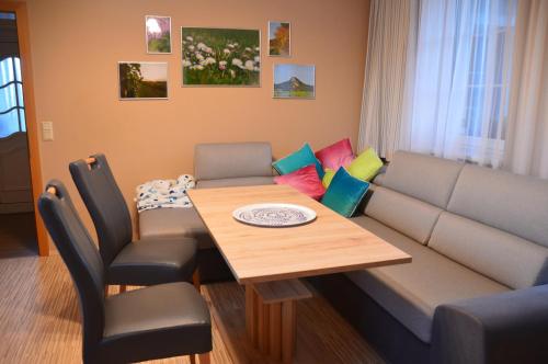 a living room with a couch and a table at Ferienwohnung Familie Stuhr in Staatz