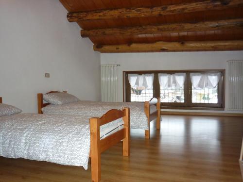 un dormitorio con una cama y una ventana en Casa da 2 a 7 posti nelle Piccole Dolomiti, en Recoaro Terme