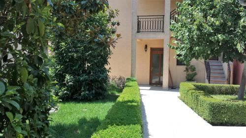 Κήπος έξω από το Sole Apartments