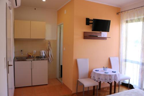 Kuchyň nebo kuchyňský kout v ubytování Apartments Milatic