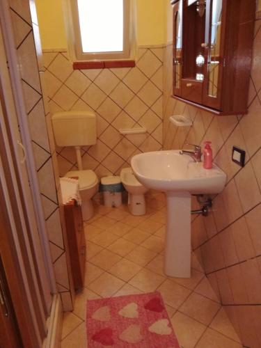 a bathroom with a sink and a toilet at Villa Rosa Maria in Villaggio Mosè
