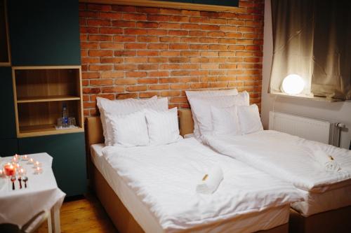 Comfortable Studio near Słodowiec Metro Lula Apartmentsにあるベッド