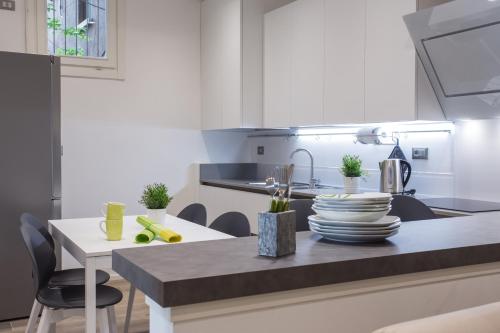 Η κουζίνα ή μικρή κουζίνα στο C-Apartments