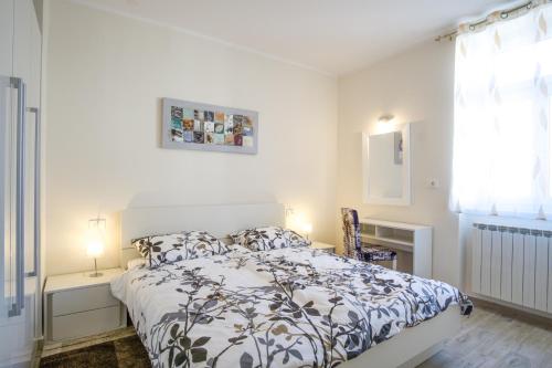 - une chambre avec un lit et une couette bleue et blanche dans l'établissement Apartment Emilija, à Pula
