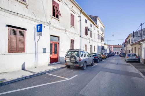- un parking avec des voitures garées sur le côté d'une rue dans l'établissement Apartment Emilija, à Pula