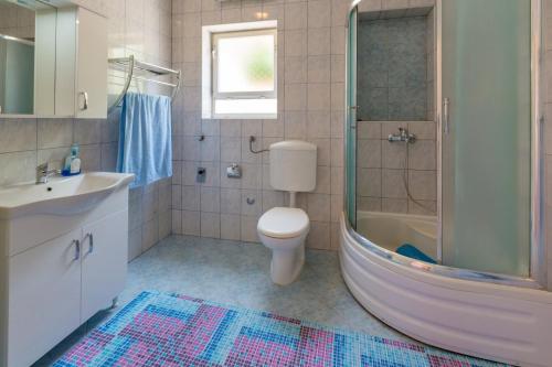 A bathroom at Apartment Dvorska