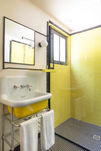 une salle de bain avec un lavabo et une douche dans l'établissement La Guitoune, à Pyla-sur-Mer
