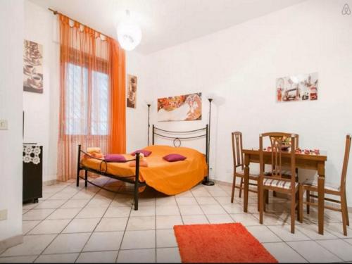 ローマにあるSan Giovanni In Laterano Daniela Apartmentのベッドルーム1室(ベッド1台、テーブル、椅子付)