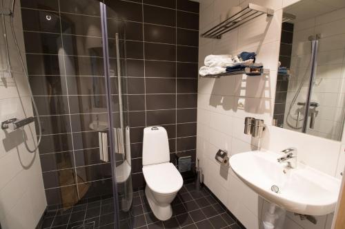 een badkamer met een toilet, een wastafel en een douche bij Spoton Hotel in Göteborg