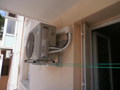 een airconditioner aan de zijkant van een gebouw bij Cosy Nîmes in Nîmes