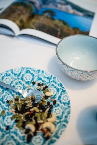 a bowl of nuts on a plate with a spoon at Un soffio dal cielo in Beverino