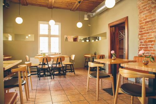 Un restaurante u otro lugar para comer en Kupfernams
