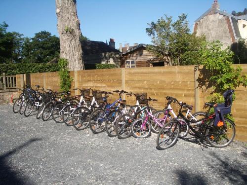 Une rangée de vélos garés à côté d'une clôture dans l'établissement La Maison d'Emilie, à Houlgate