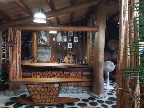 Cabaña de madera con banco en una habitación en Hotel Cabaña Guainiana, en Puerto Inírida