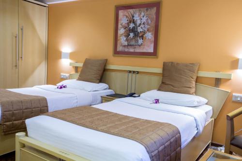 Postel nebo postele na pokoji v ubytování The Royal Orchid Hotel, Chembur