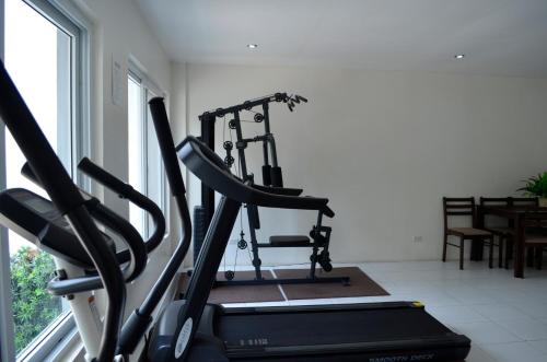 Habitación con gimnasio con cinta de correr y ventana en Grand Isabella Residences, en Cebú