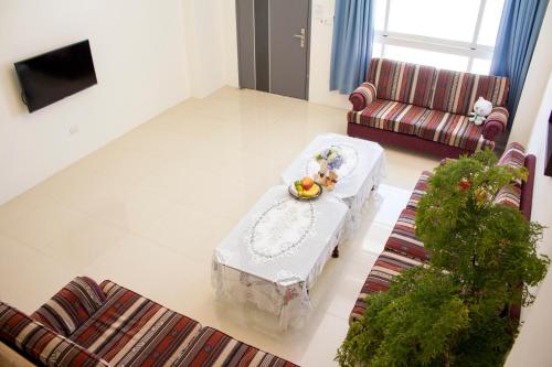 an overhead view of a living room with a table at Na Na Ya Ji Bed and Breakfast in Taitung City
