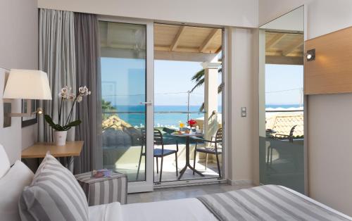 Postel nebo postele na pokoji v ubytování Acharavi Beach Hotel