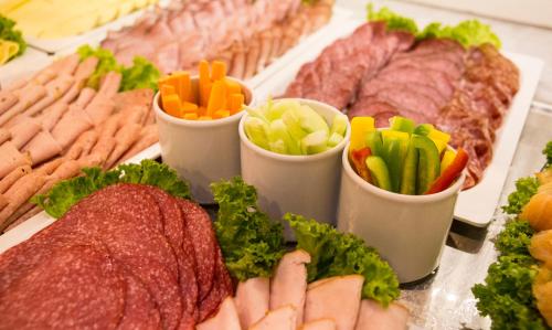 ホテルの敷地内または近くでの食事または食べ物