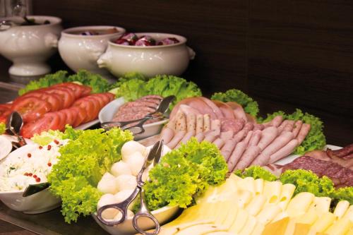 ホテルの敷地内または近くでの食事または食べ物