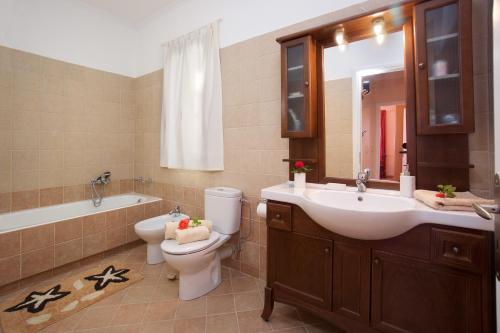 A bathroom at Villa REGINA