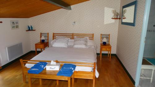 een slaapkamer met een bed met blauwe handdoeken bij Parc Lacoste in Saint-Marcet