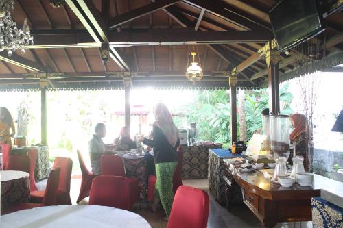 Un restaurant sau alt loc unde se poate mânca la Hotel Indah Palace Yogyakarta