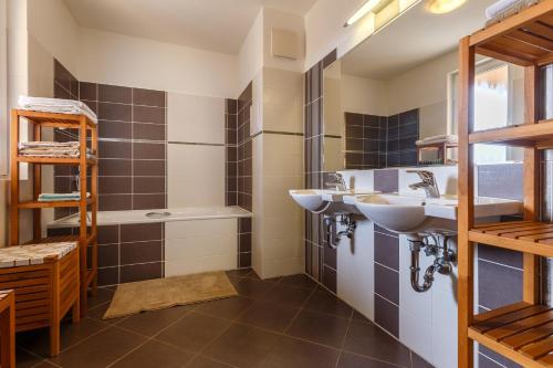 A bathroom at Modern Apartment with 2 bedrooms