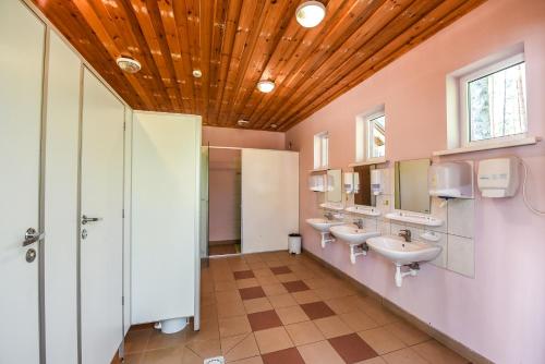Vonios kambarys apgyvendinimo įstaigoje Camping Mindunai