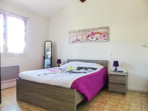 Schlafzimmer mit einem Bett und einem Wandspiegel in der Unterkunft vacances en bord de mer in Carqueiranne