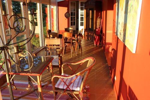 een balkon met stoelen en tafels en een tafel en stoelen bij La Tour du Bois Dormant in Plozévet